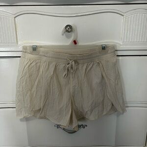 Lululemon Sleek High-Rise Running 1.5 inseam Cream Shorts | Size Small